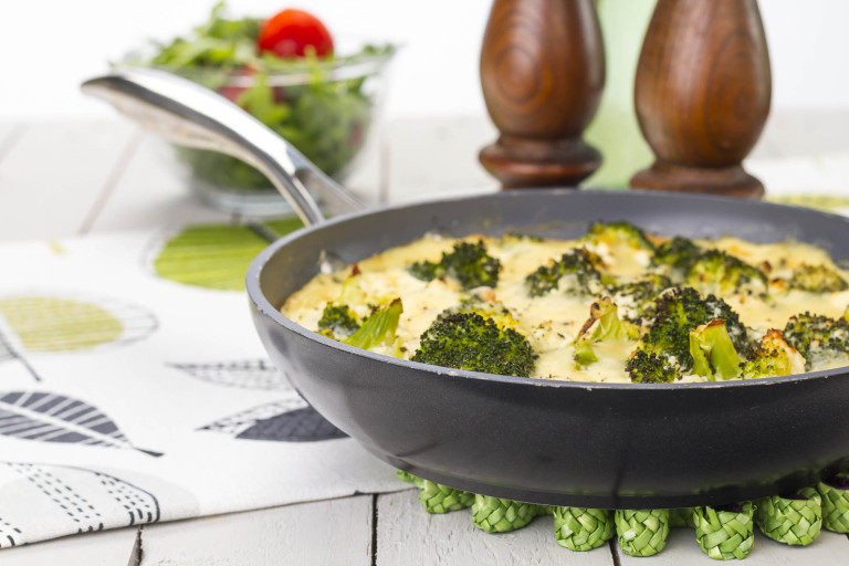 Broccoligratäng med keso, feta & färskost
