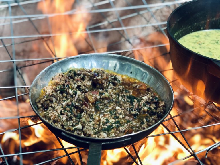 Laga middag över öppen eld – Färspanna med linser & grönkål