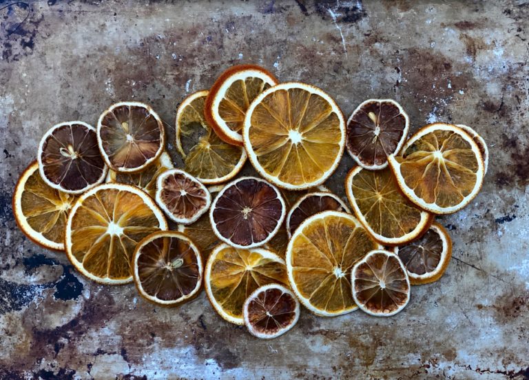 Torka citrusfrukter i ugn