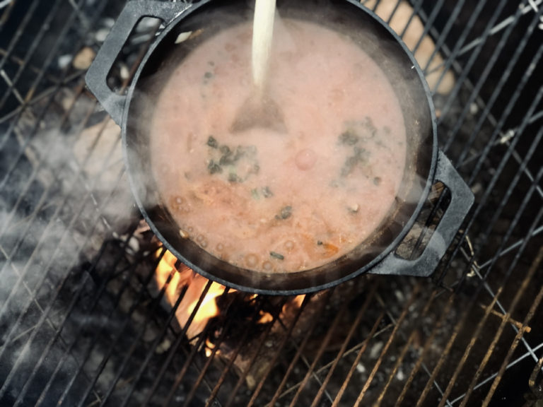Laga mat över eld – Mustig tomatgryta med cannellini, parmesan & svartkål