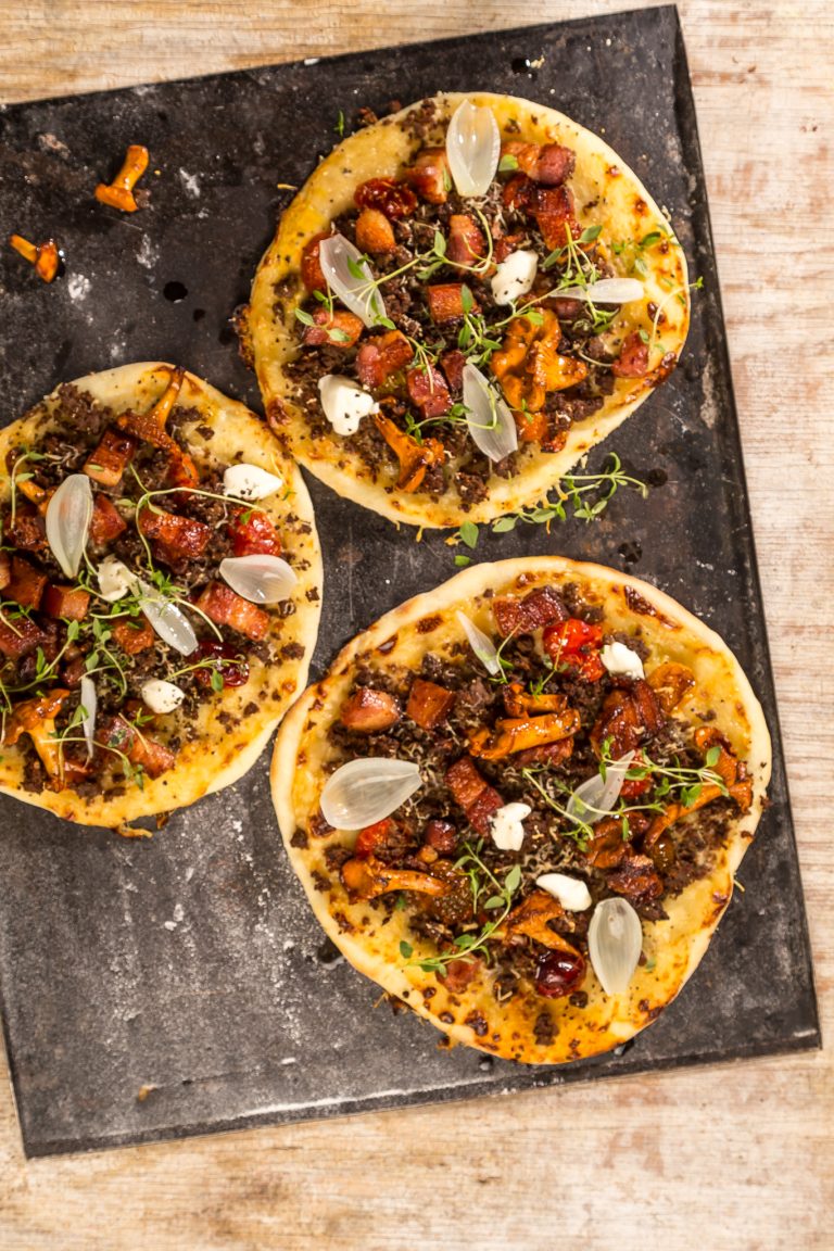 Viltpizza – viltskav, picklad schalottenlök & smörstekt svamp