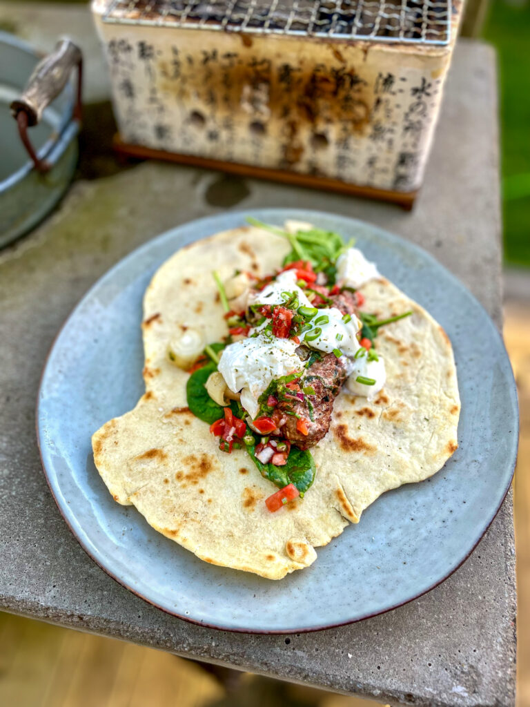 Hjortfärsspett med tomatsalsa & piadina