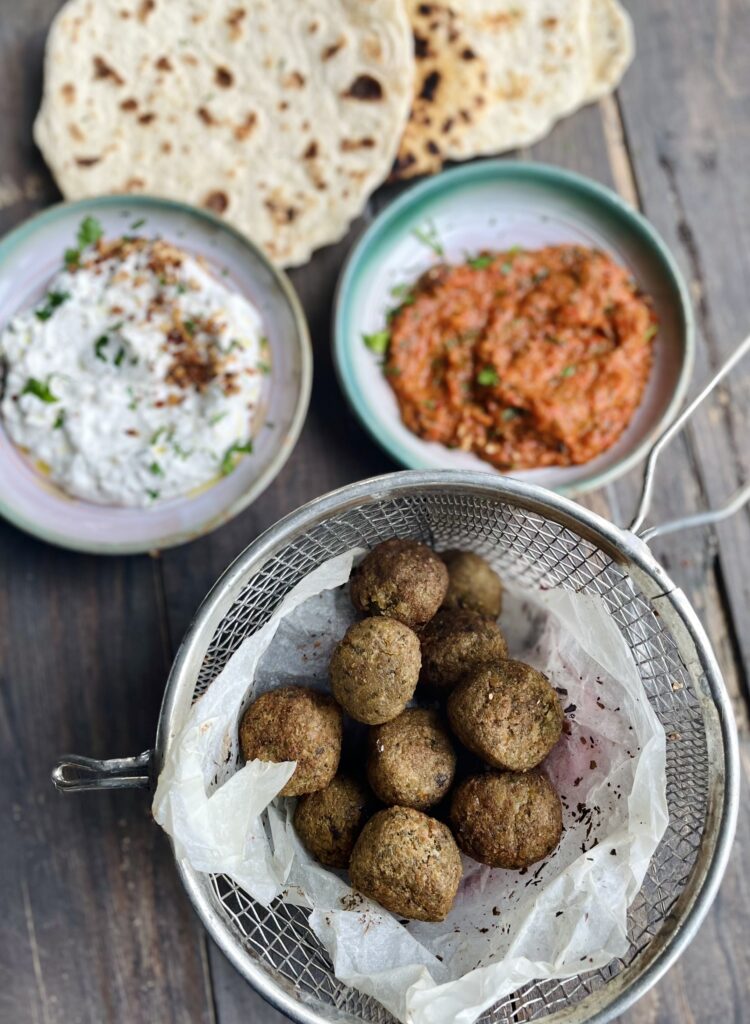 falafel med ostkräm & paprikaröra