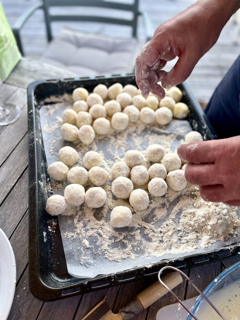 Friterade ostbollar fyllda med cheddar