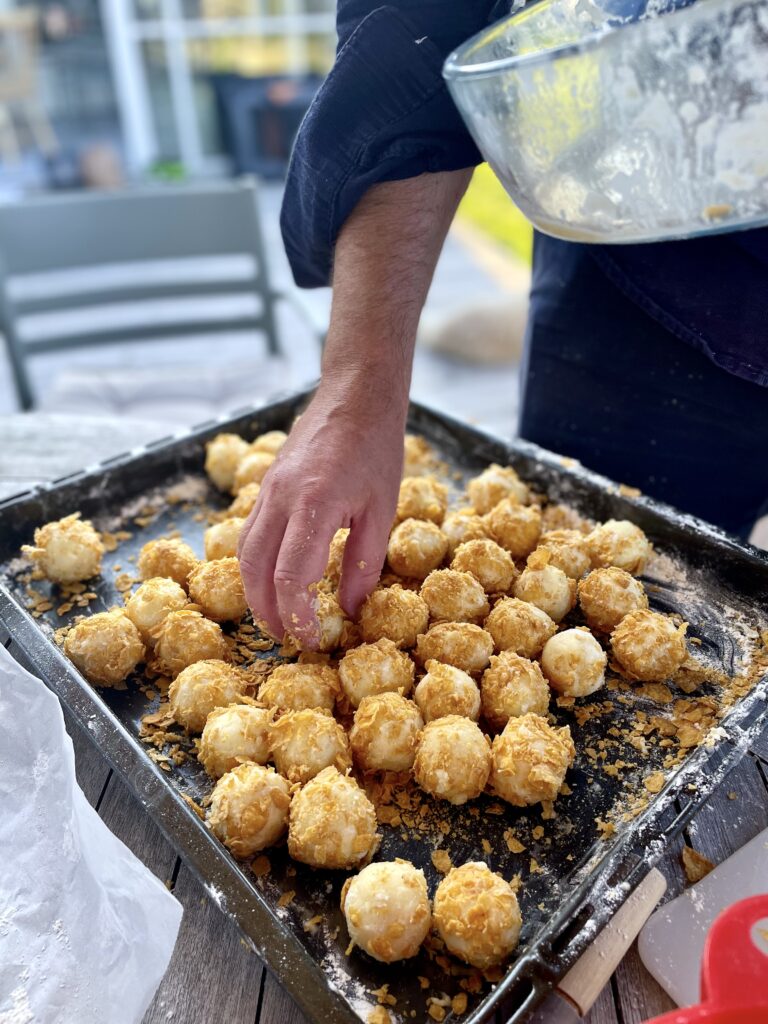 Friterade ostbollar fyllda med cheddar