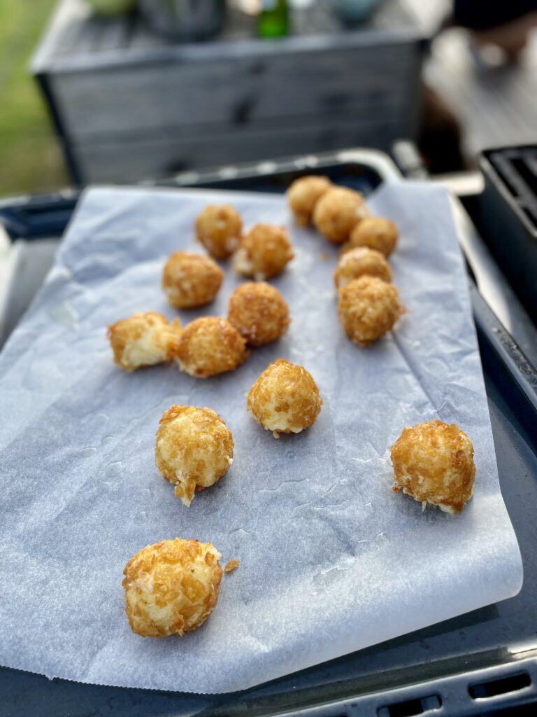 Friterade ostbollar fyllda med cheddar