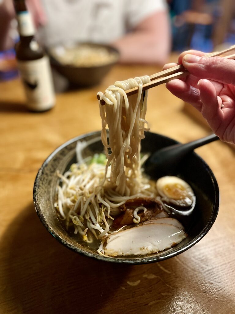 RAMEN med kyckling, ägg & rostad lök