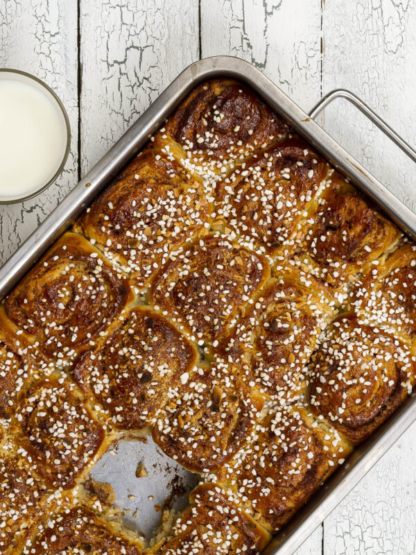 Kanelbullar som brytbröd i långpanna