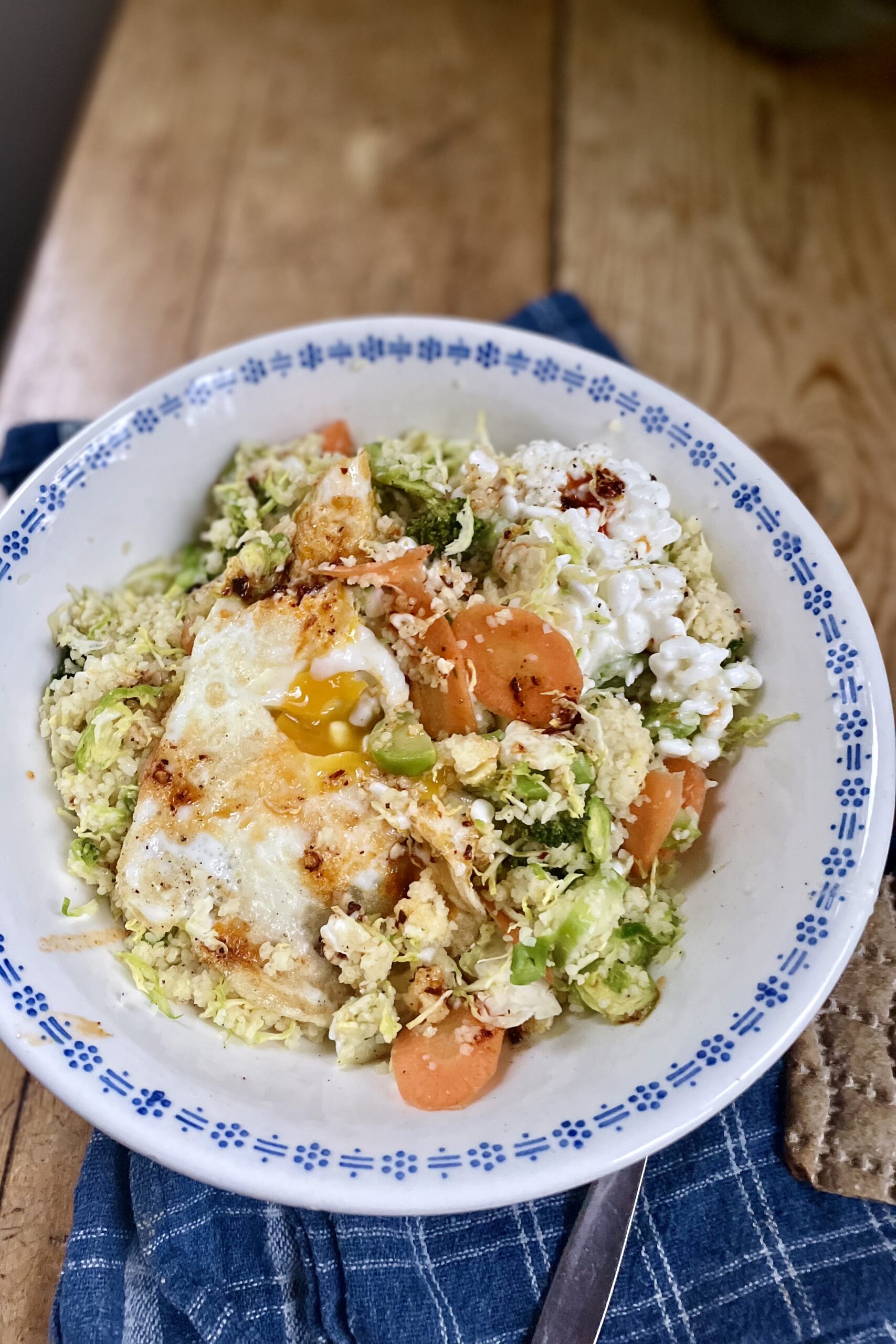 Bulgursallad med chiliolja & stekt ägg