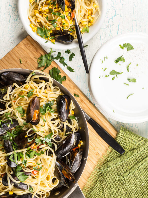 Blåmusslor med linguine, grillad majs & persilja