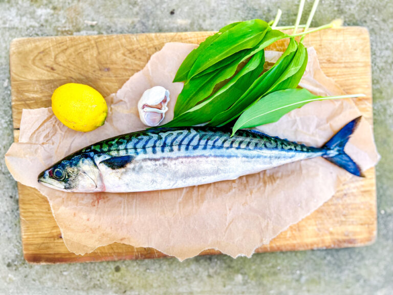 Helgrillad makrill med citron, ramslök & vitlök