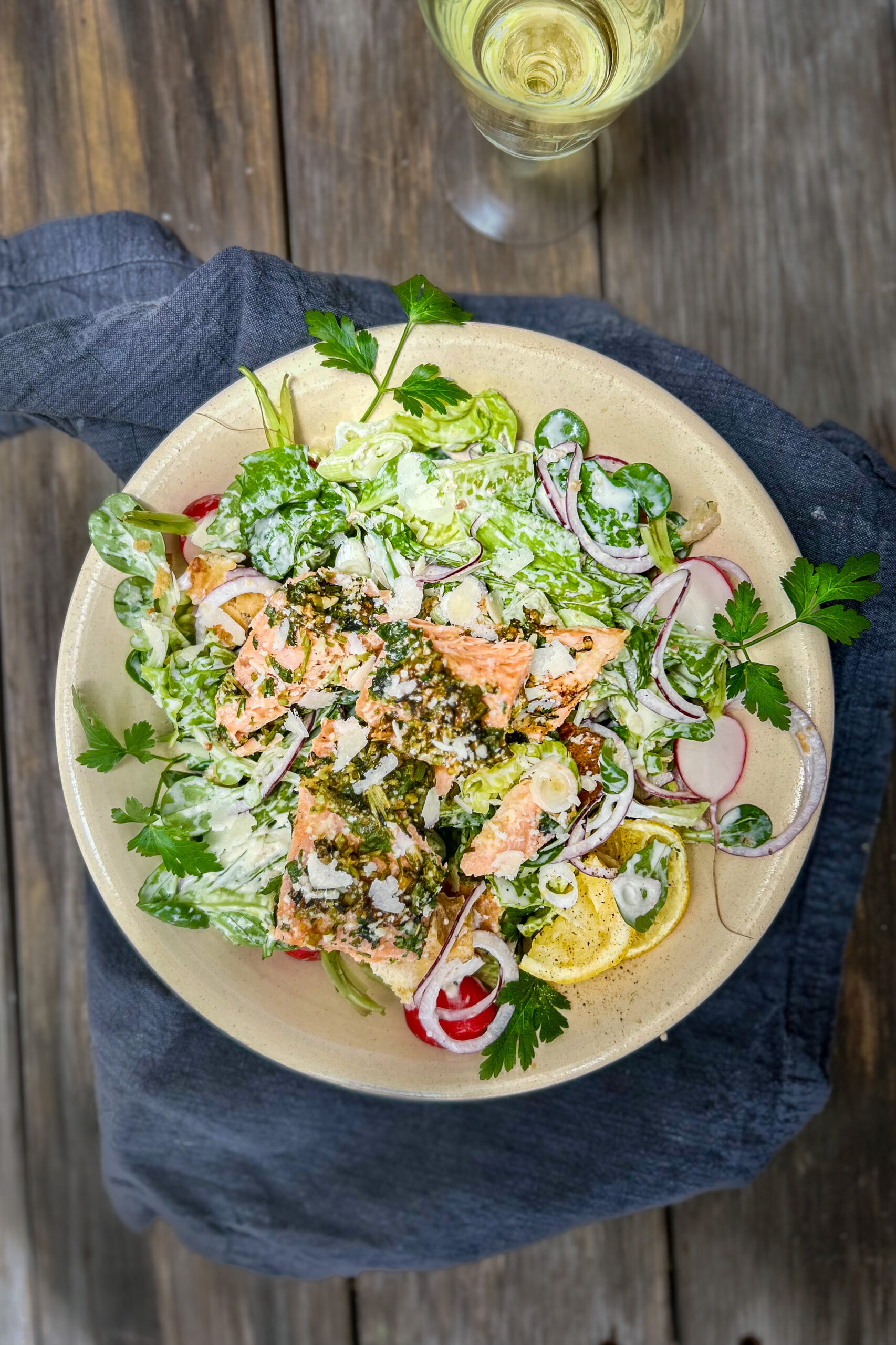 Caesarsallad med varmrökt lax