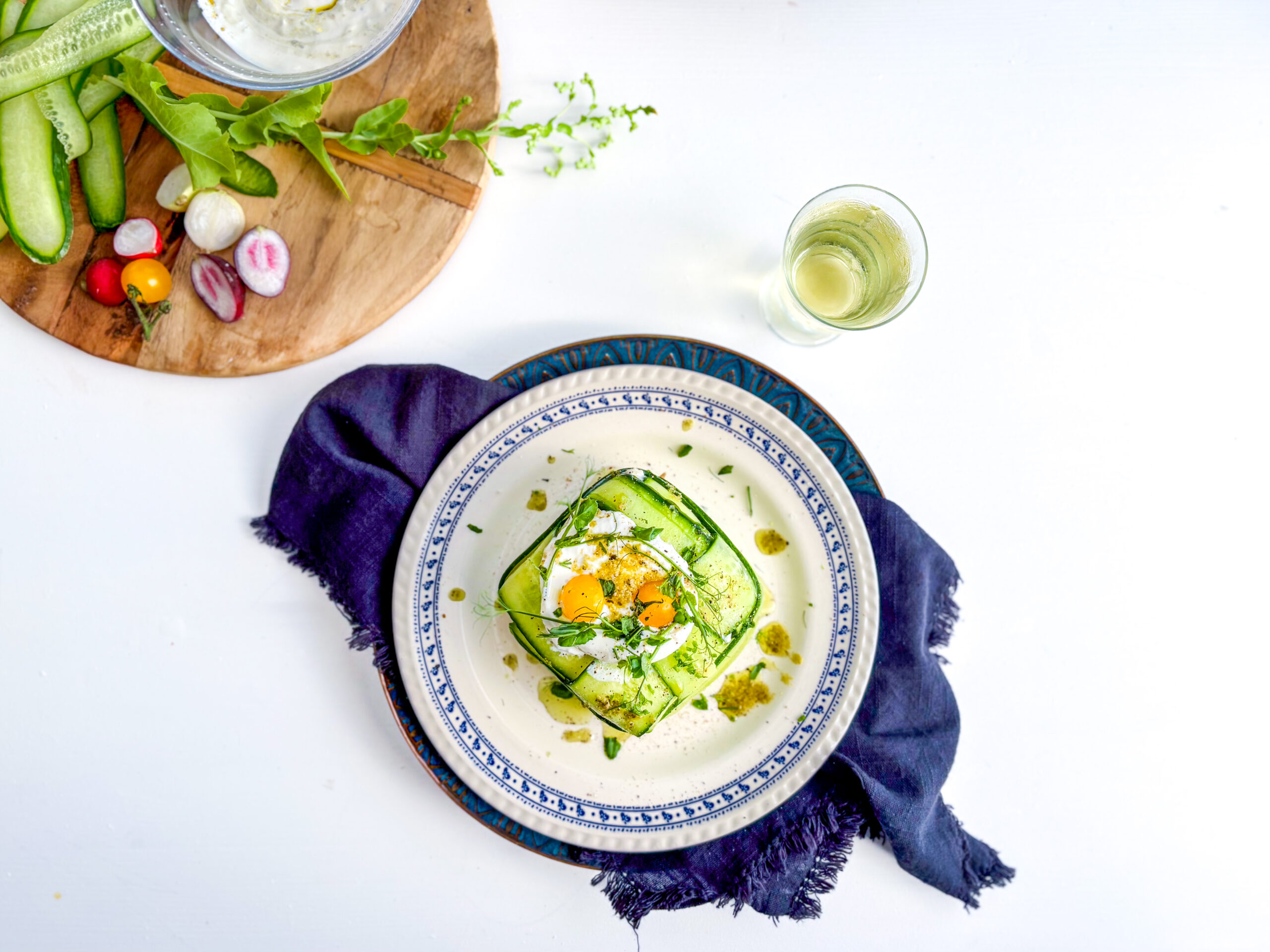 Italiensk smörgåstårta med burrata, pesto & soltorkade tomater