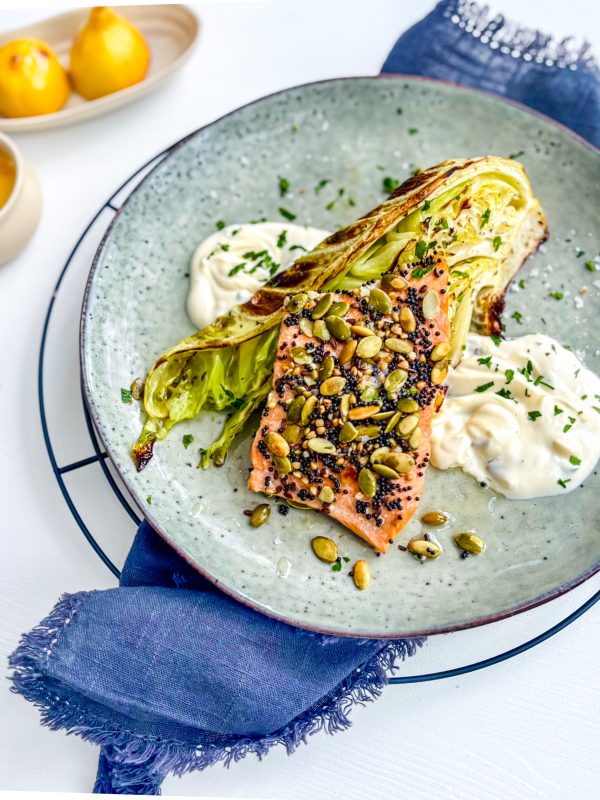 Fröpanerad lax med grillad spetskål & citronaioli