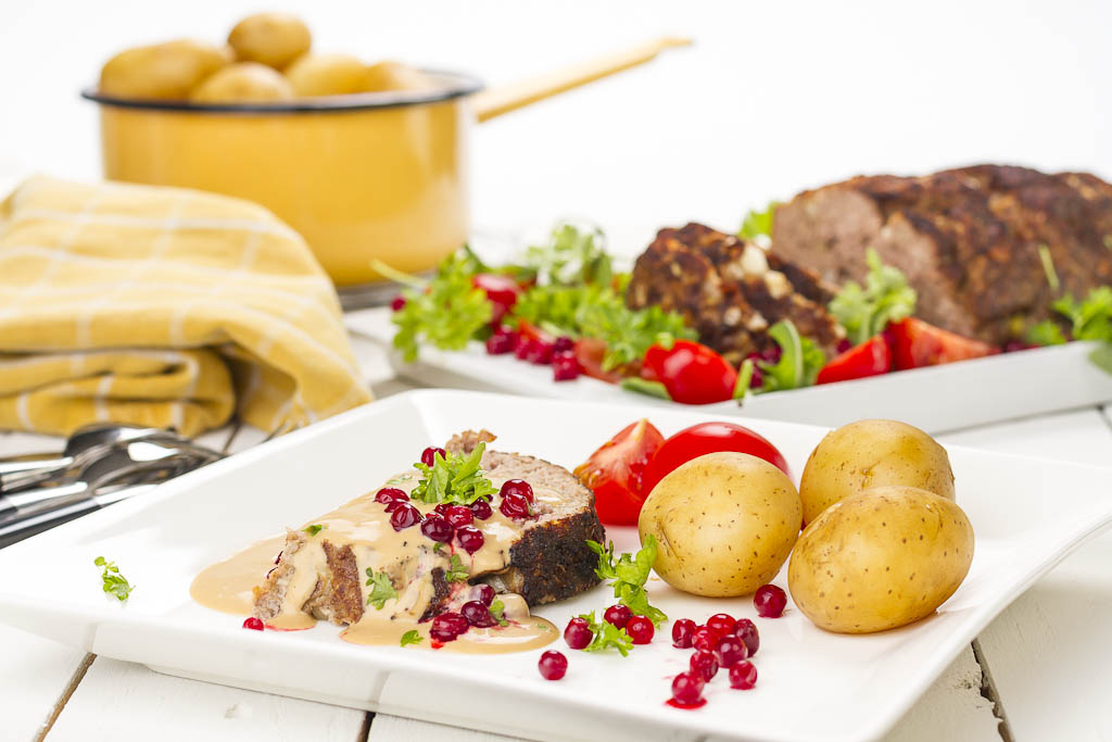 Köttfärslimpa med gräddsås & lingon