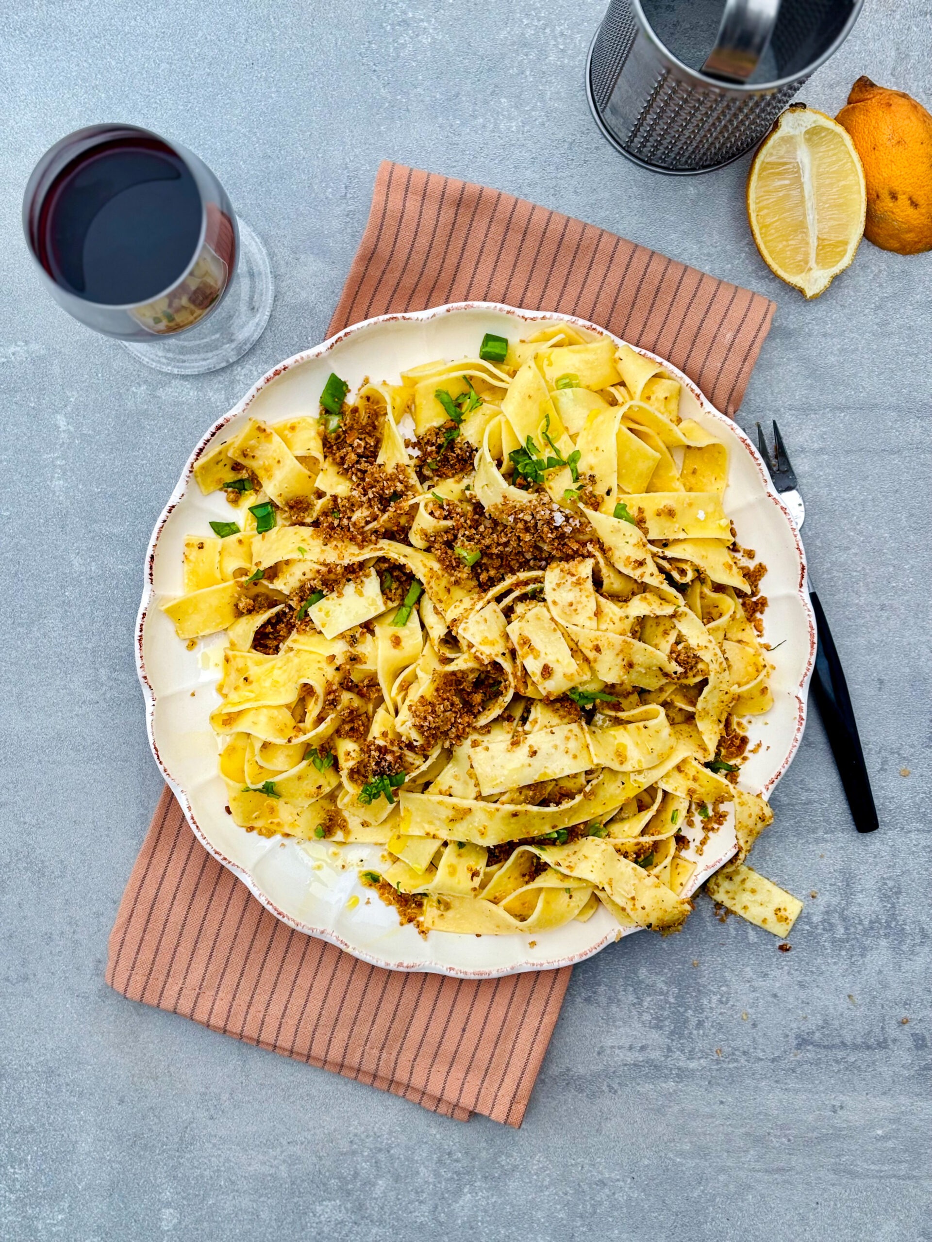 Pappardelle med fattigmansparmesan – pangrattato med sardeller & citron