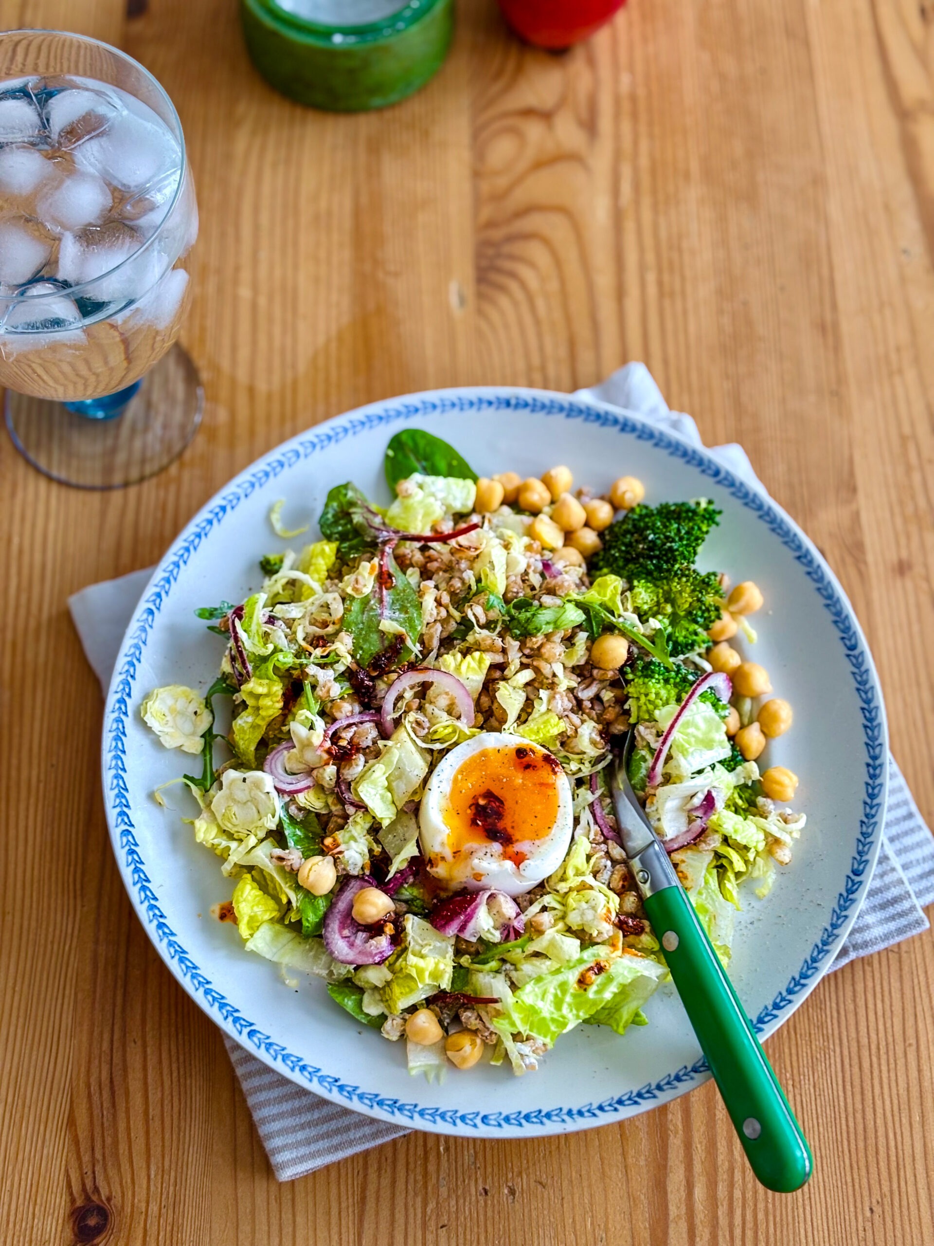 Sallad med matvete, kikärtor & dijonvinegrette