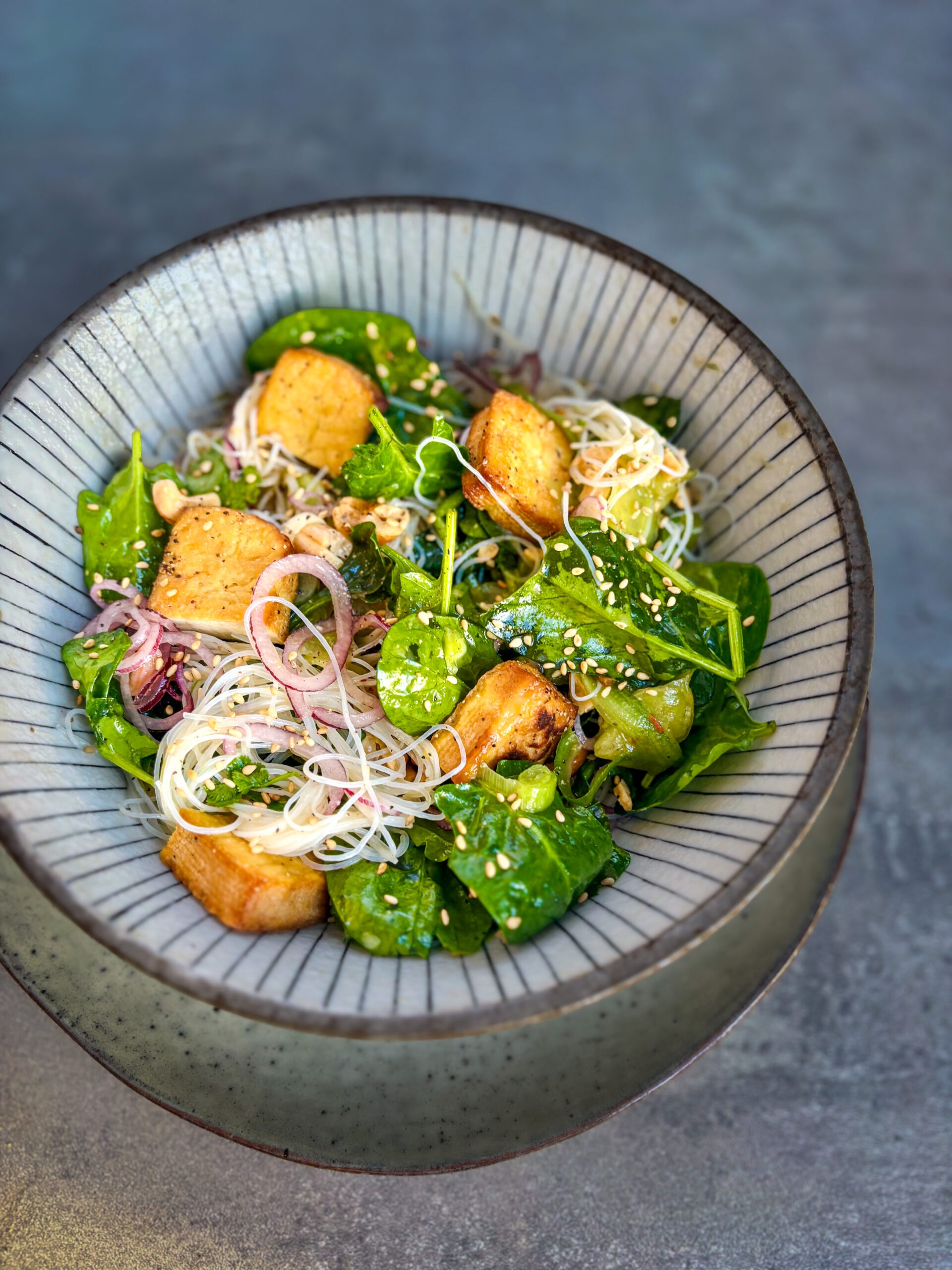 Nudelsallad med tofu & tahinidressing