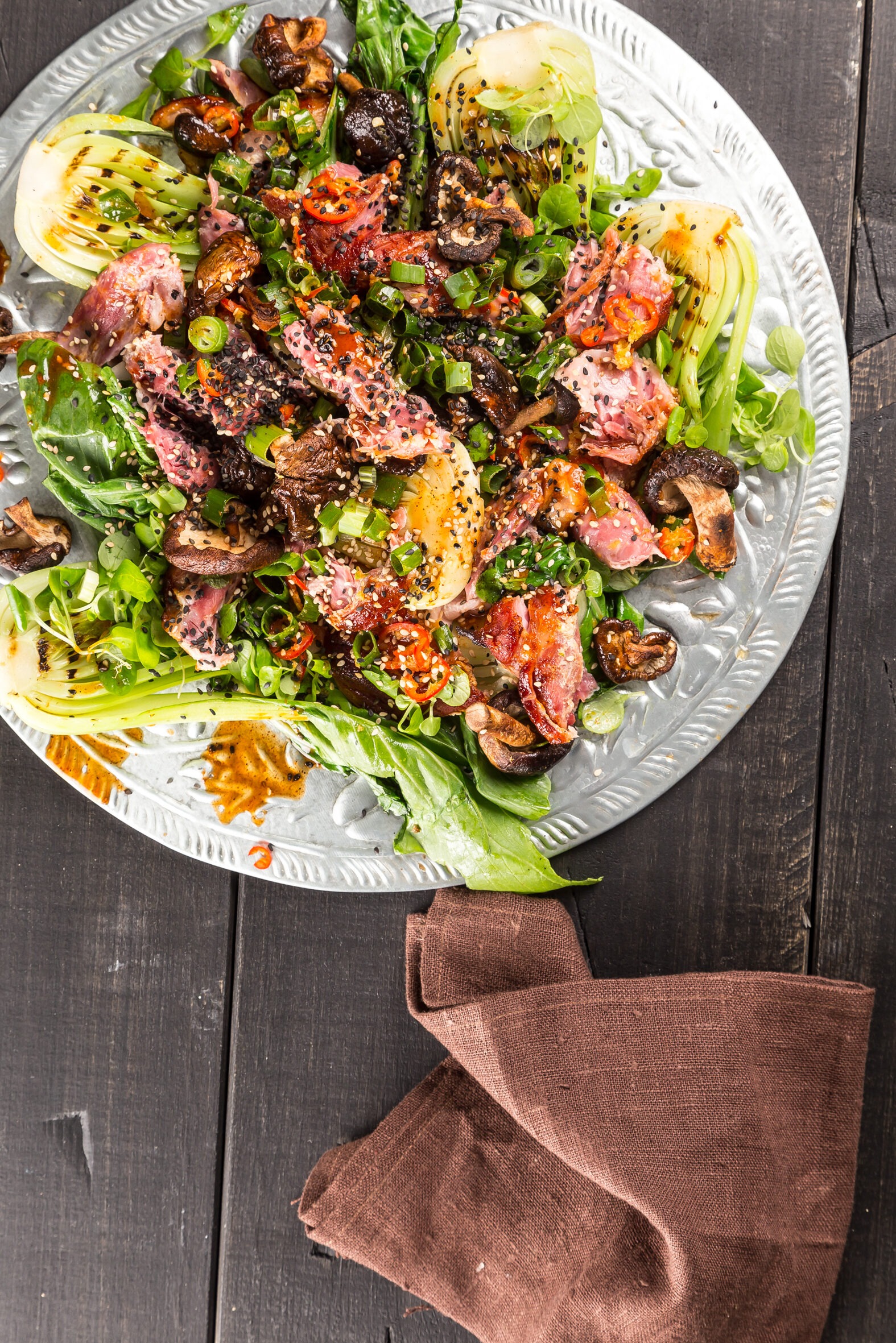 BBQ fläsklägg med pak choi Foto: Michael Krantz Recept: Kristin Johansson