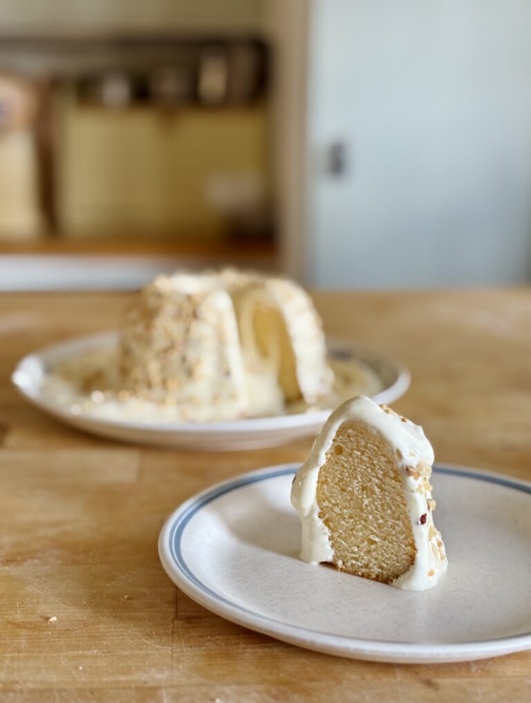 Yoghurtkaka med citron & rostade hasselnötter