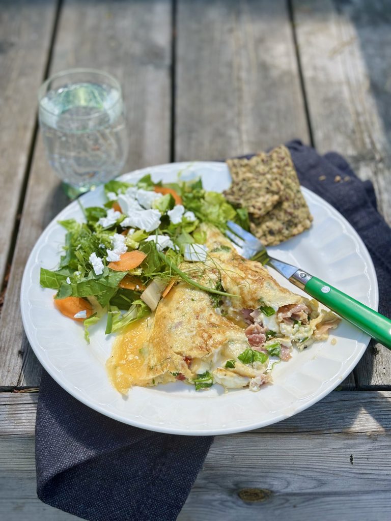 Omelett med kalkon, vitost & ärtskott