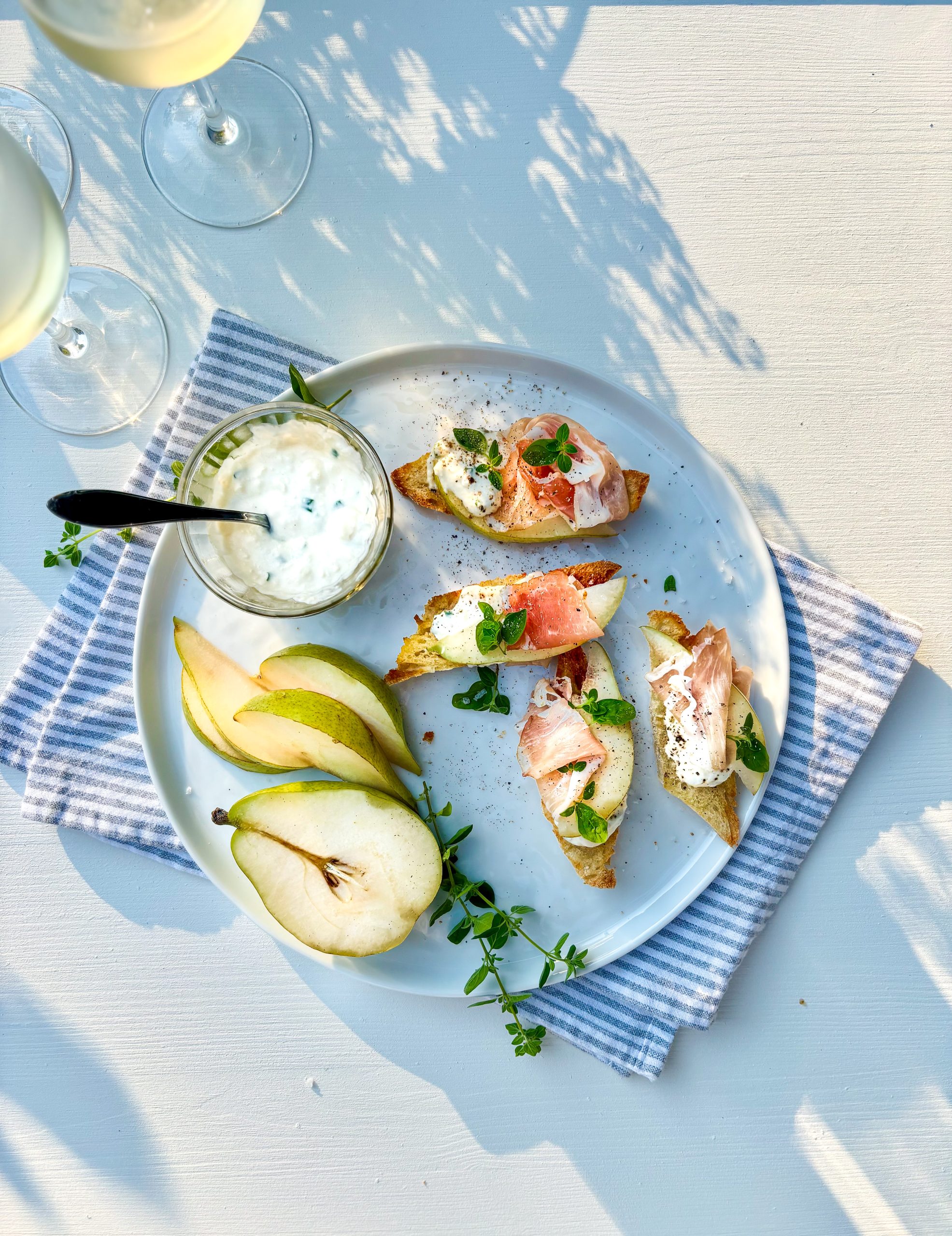BRIEKRÄM MED PROSCIUTTO & PÄRON