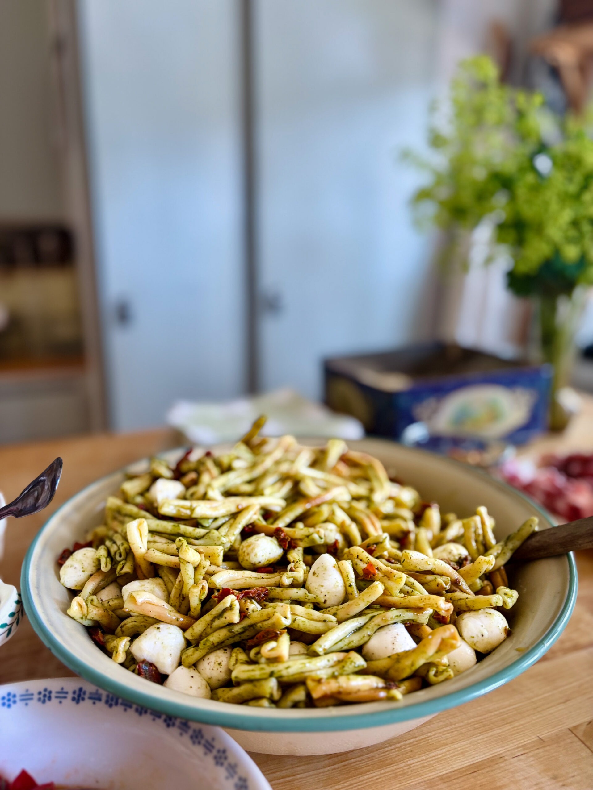 Pastasallad med soltorkade tomater, pesto & mozzarella