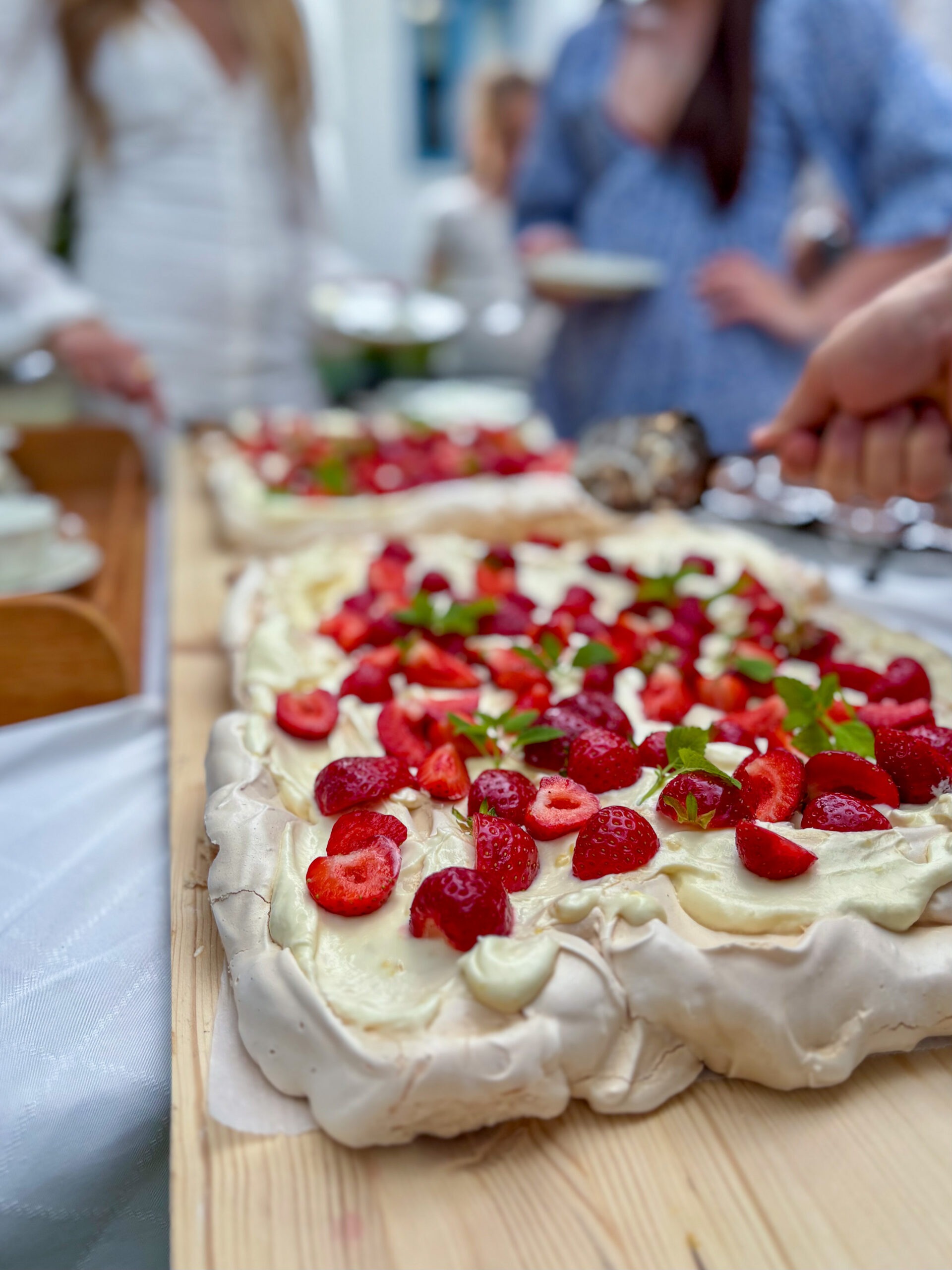 PAVLOVA MED LEMONCURD & JORDGUBBAR