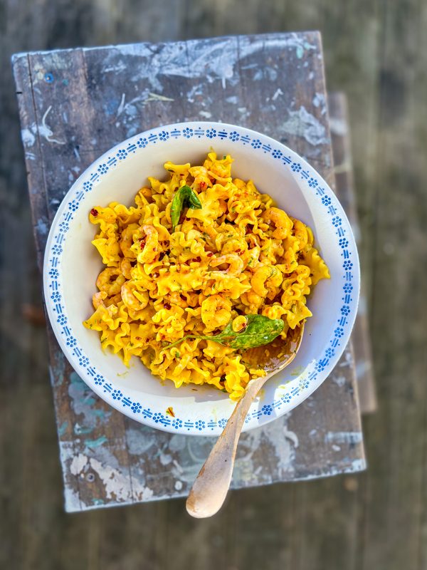 Saffranspasta med musselpulver & räkor