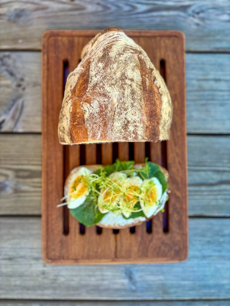 Skållat kumminbröd med öl och flingsalt