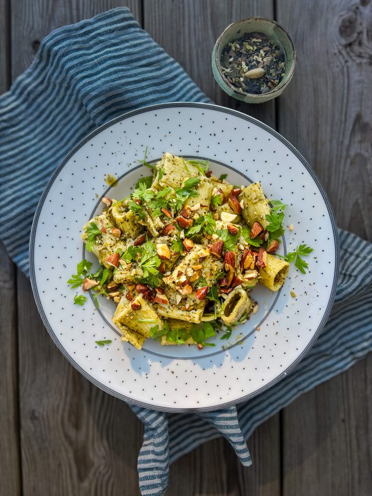 Pasta med tångpesto, mandel & lagrad ost