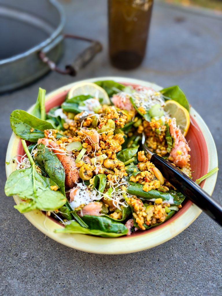 Bulgursallad med varmrökt regnbåge